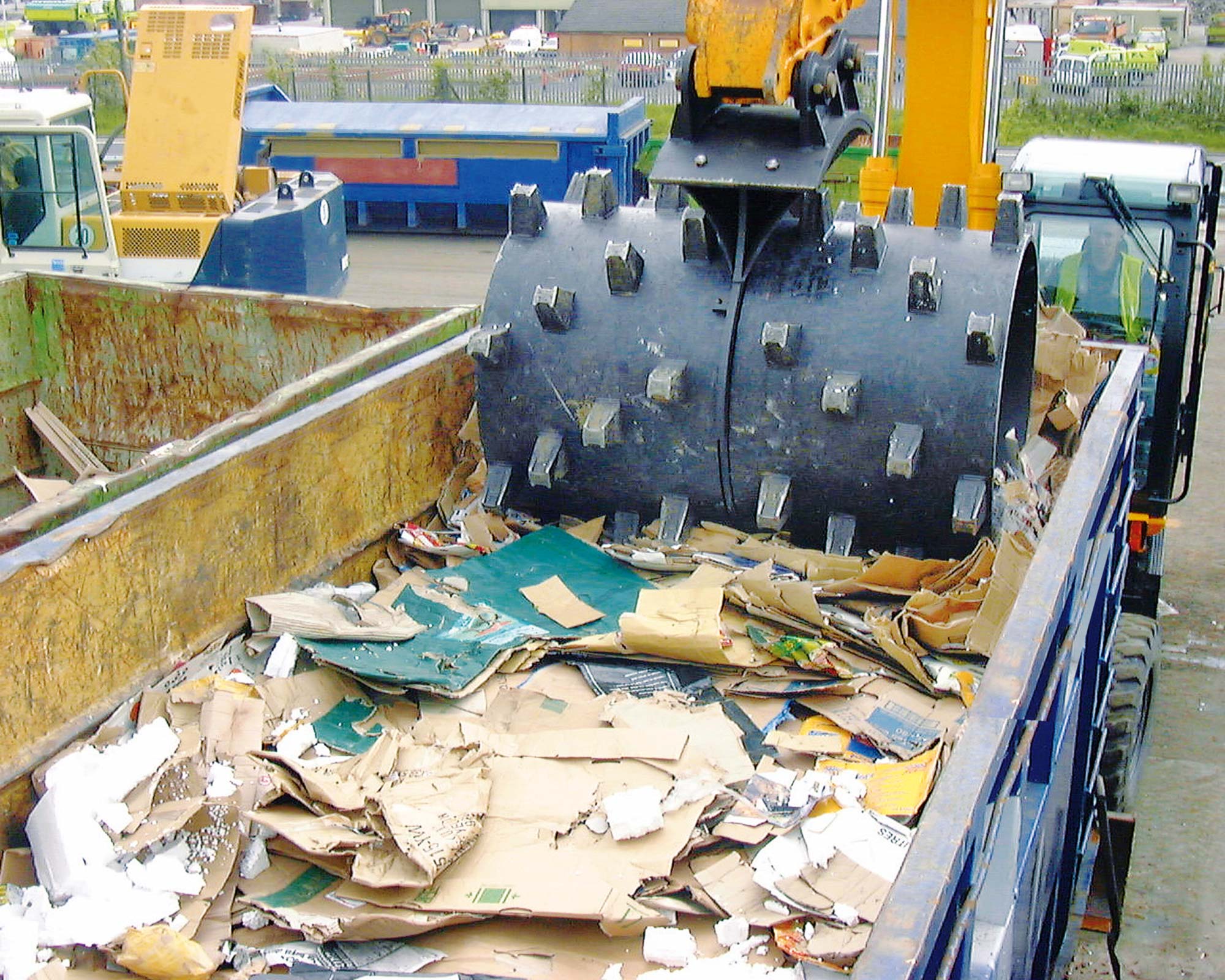 Compax crushing cardboard